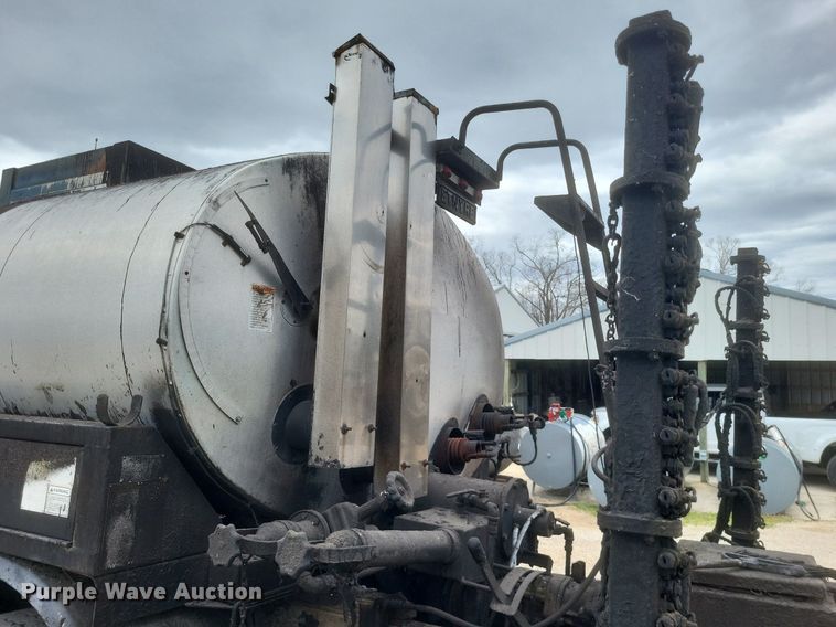 image for item DO4883 1994 Ford F700 oil distributor truck