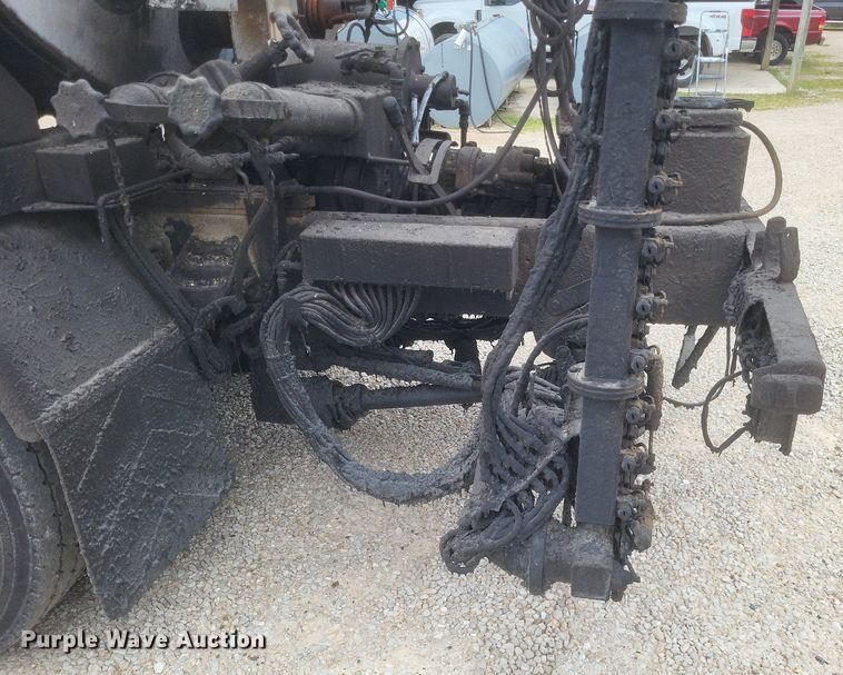 image for item DO4883 1994 Ford F700 oil distributor truck