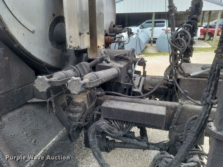 image for item DO4883 1994 Ford F700 oil distributor truck