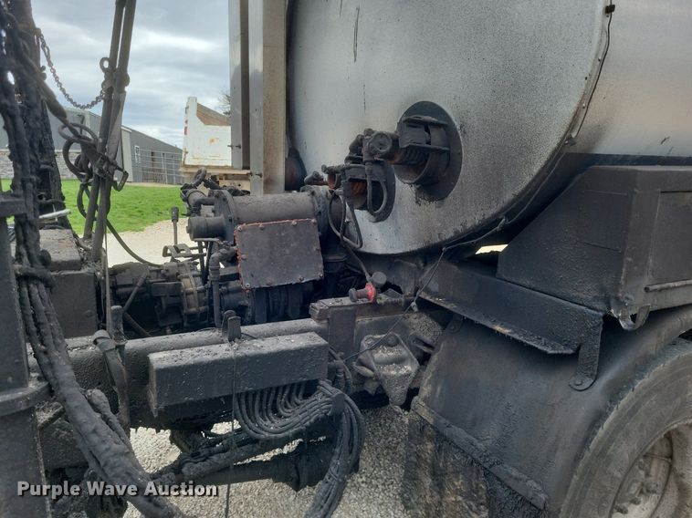 image for item DO4883 1994 Ford F700 oil distributor truck