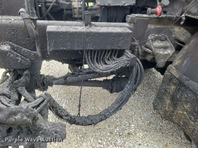 image for item DO4883 1994 Ford F700 oil distributor truck