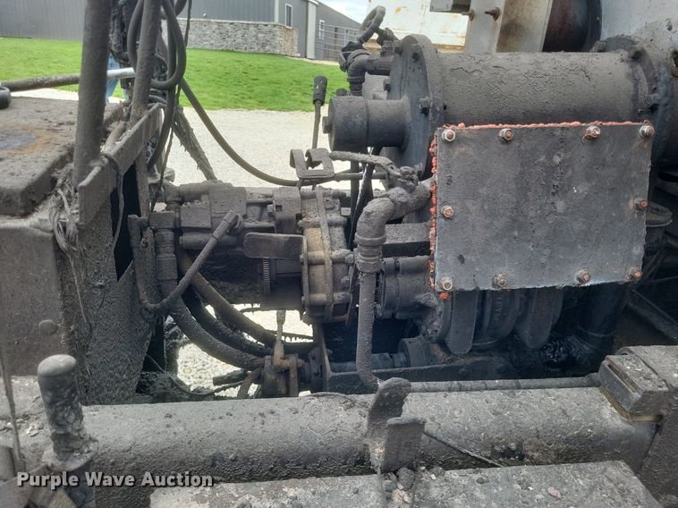 image for item DO4883 1994 Ford F700 oil distributor truck