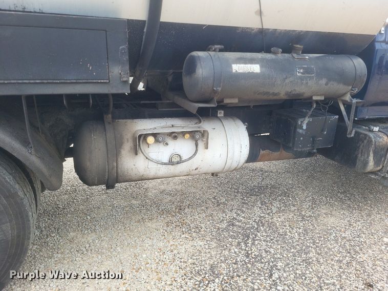 image for item DO4883 1994 Ford F700 oil distributor truck