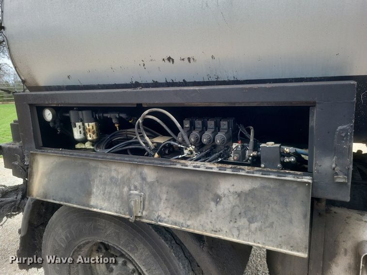 image for item DO4883 1994 Ford F700 oil distributor truck