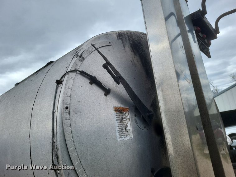 image for item DO4883 1994 Ford F700 oil distributor truck