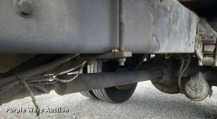 image for item DO4883 1994 Ford F700 oil distributor truck