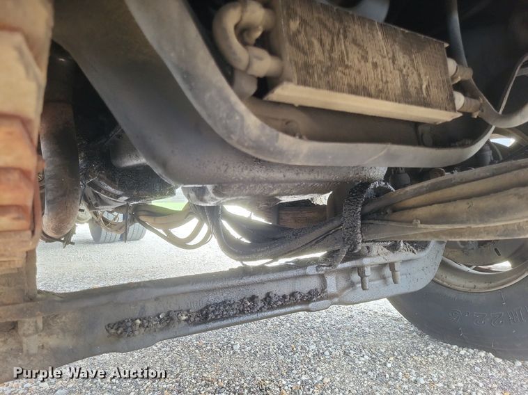 image for item DO4883 1994 Ford F700 oil distributor truck