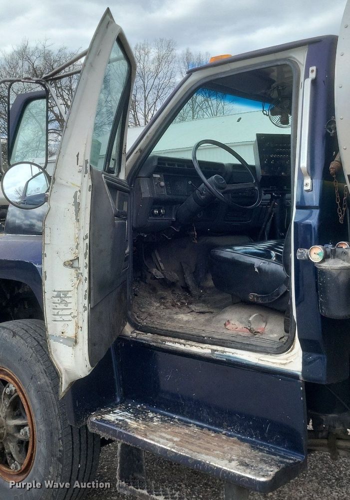 image for item DO4883 1994 Ford F700 oil distributor truck