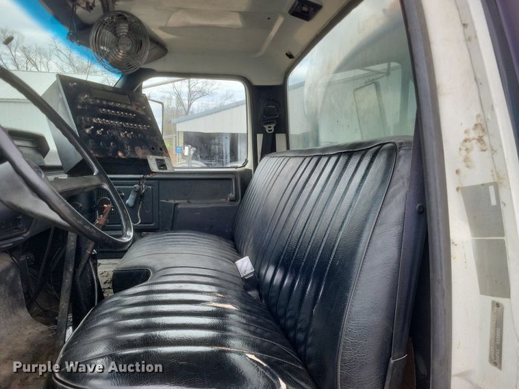 image for item DO4883 1994 Ford F700 oil distributor truck