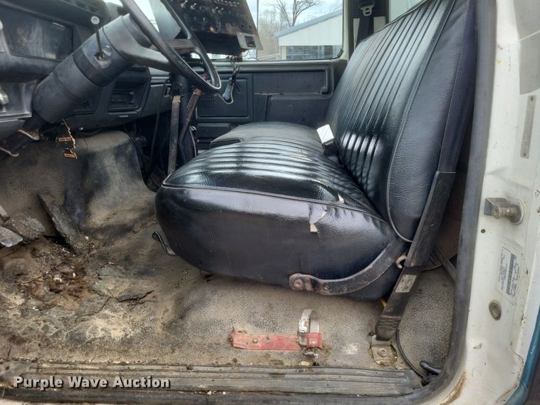 image for item DO4883 1994 Ford F700 oil distributor truck