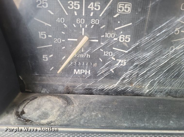 image for item DO4883 1994 Ford F700 oil distributor truck