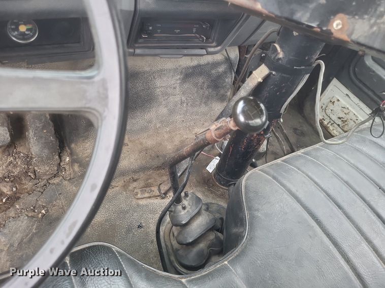 image for item DO4883 1994 Ford F700 oil distributor truck