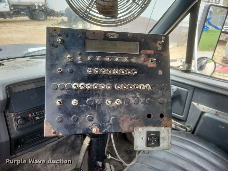 image for item DO4883 1994 Ford F700 oil distributor truck