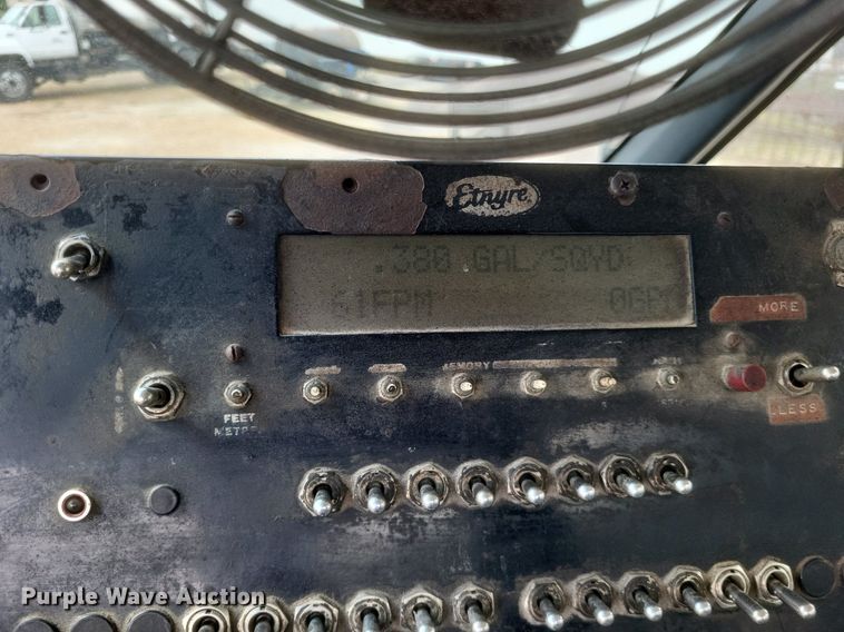 image for item DO4883 1994 Ford F700 oil distributor truck