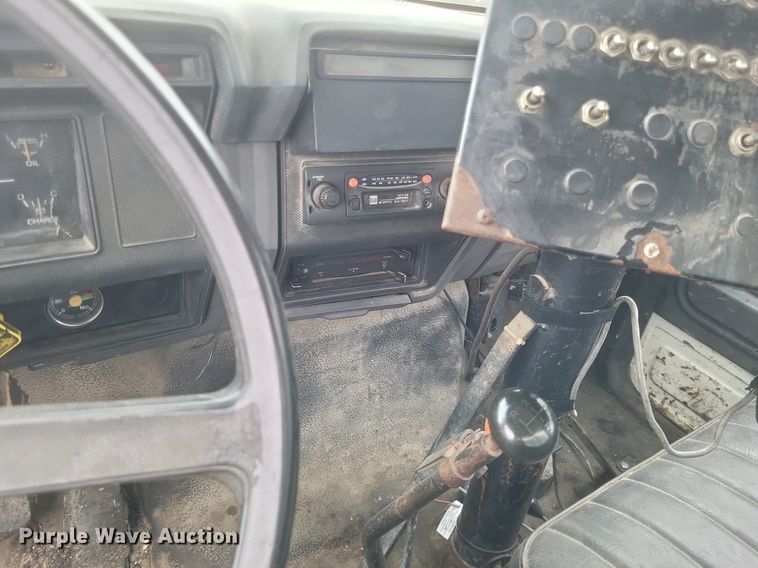 image for item DO4883 1994 Ford F700 oil distributor truck