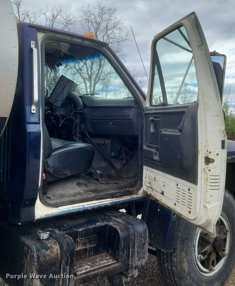 image for item DO4883 1994 Ford F700 oil distributor truck