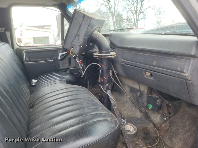 image for item DO4883 1994 Ford F700 oil distributor truck