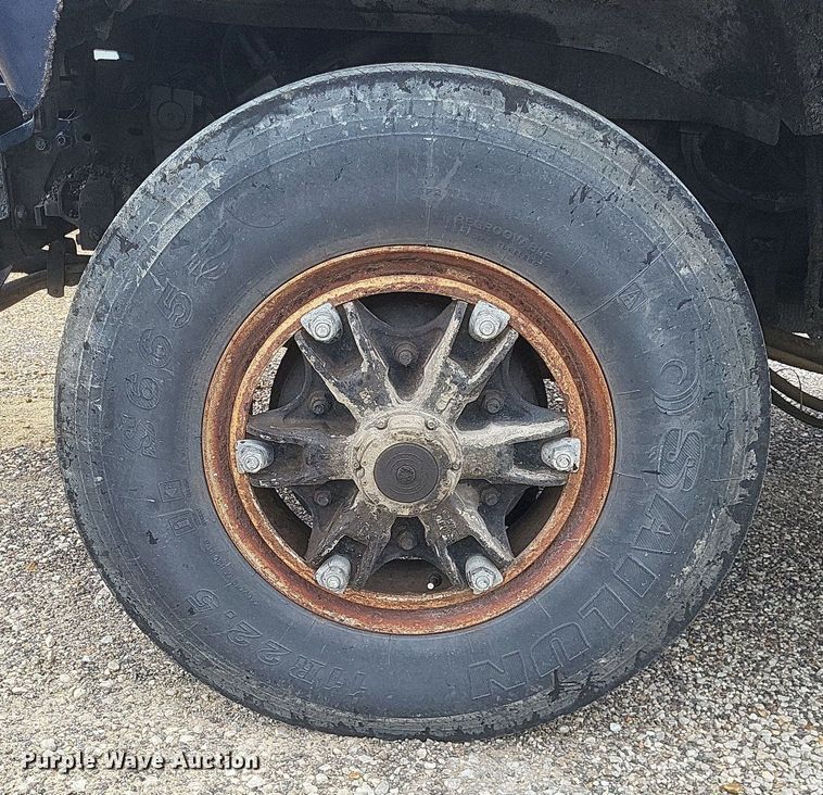 image for item DO4883 1994 Ford F700 oil distributor truck