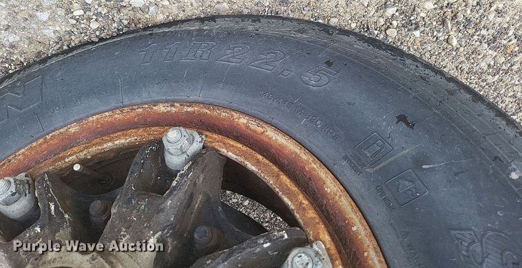 image for item DO4883 1994 Ford F700 oil distributor truck