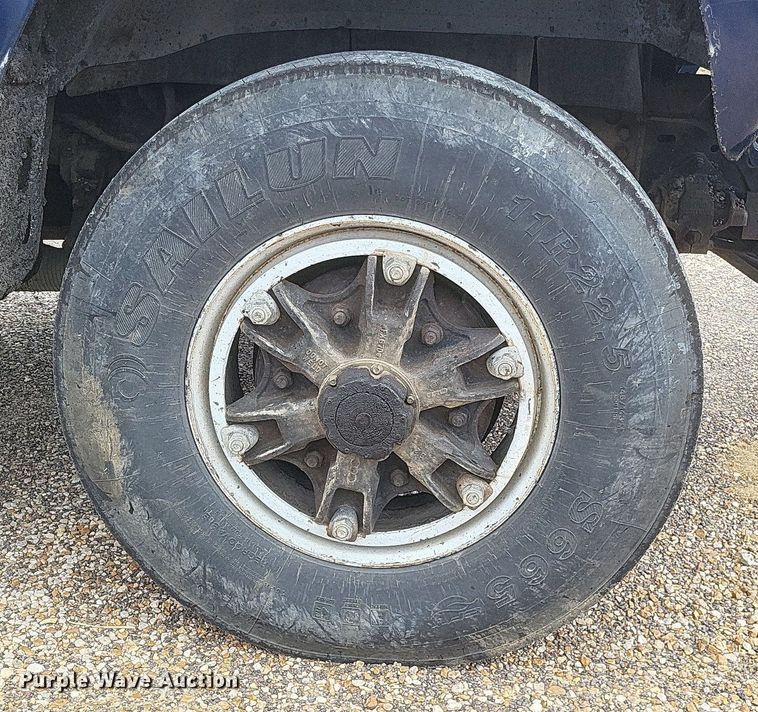 image for item DO4883 1994 Ford F700 oil distributor truck