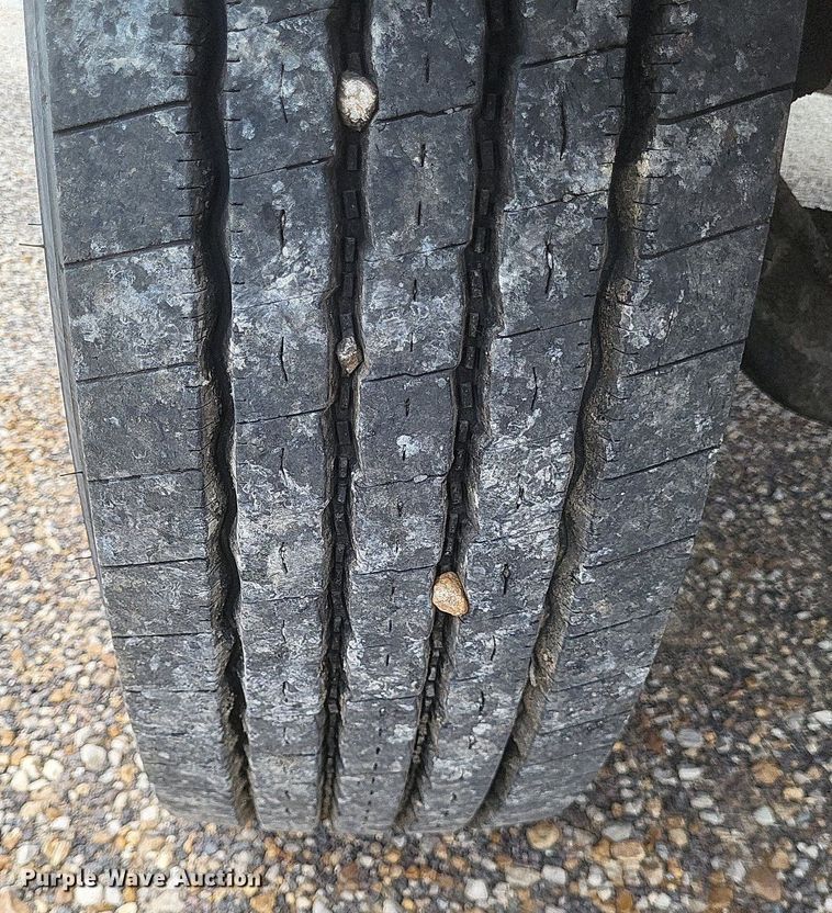 image for item DO4883 1994 Ford F700 oil distributor truck