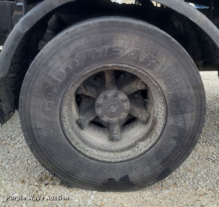 image for item DO4883 1994 Ford F700 oil distributor truck