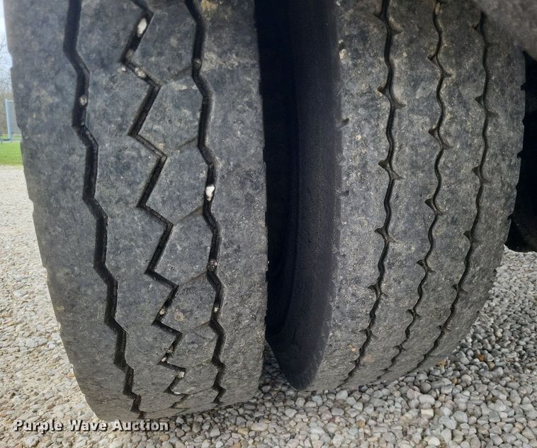 image for item DO4883 1994 Ford F700 oil distributor truck