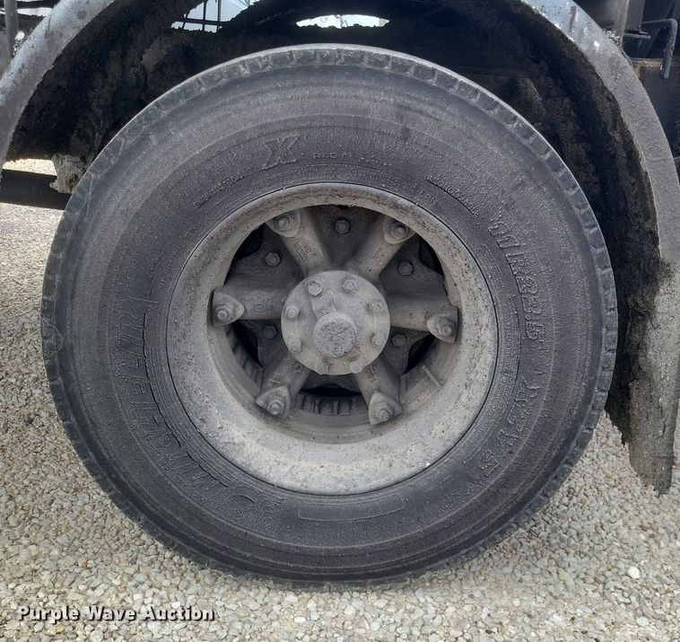 image for item DO4883 1994 Ford F700 oil distributor truck