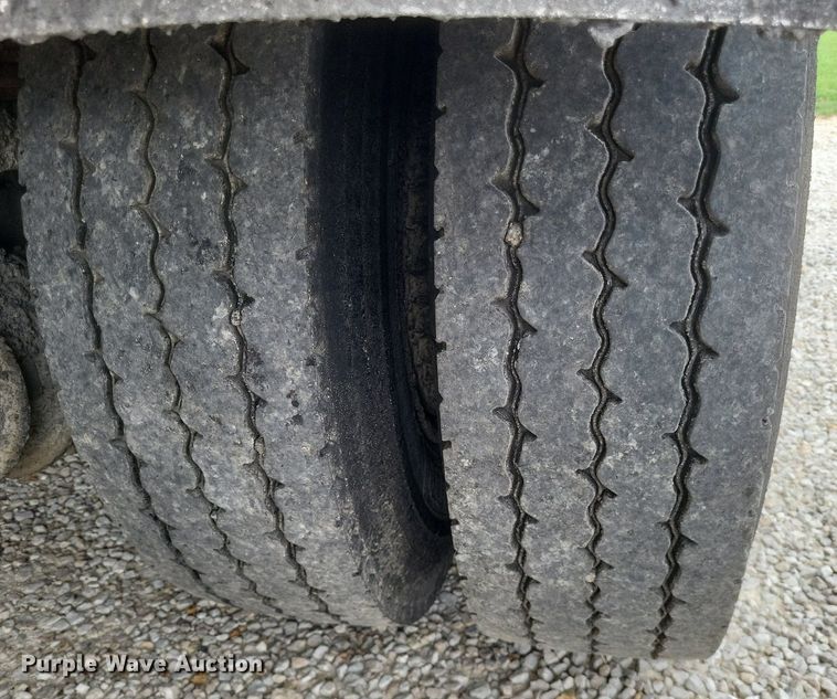 image for item DO4883 1994 Ford F700 oil distributor truck