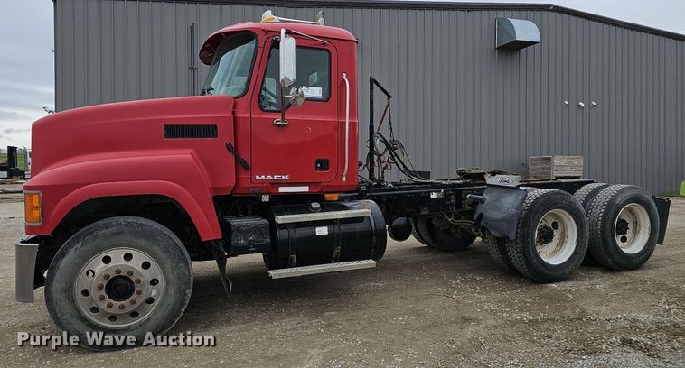 image for item DP0843 2008 Mack Pinnacle CHU613 semi truck