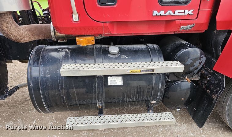 image for item DP0843 2008 Mack Pinnacle CHU613 semi truck