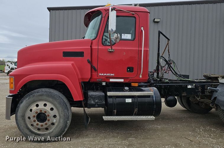 image for item DP0843 2008 Mack Pinnacle CHU613 semi truck