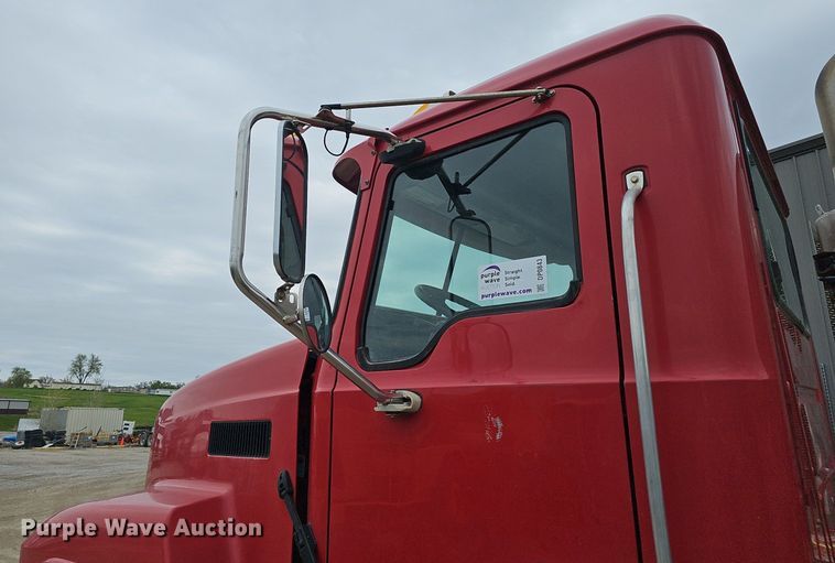 image for item DP0843 2008 Mack Pinnacle CHU613 semi truck