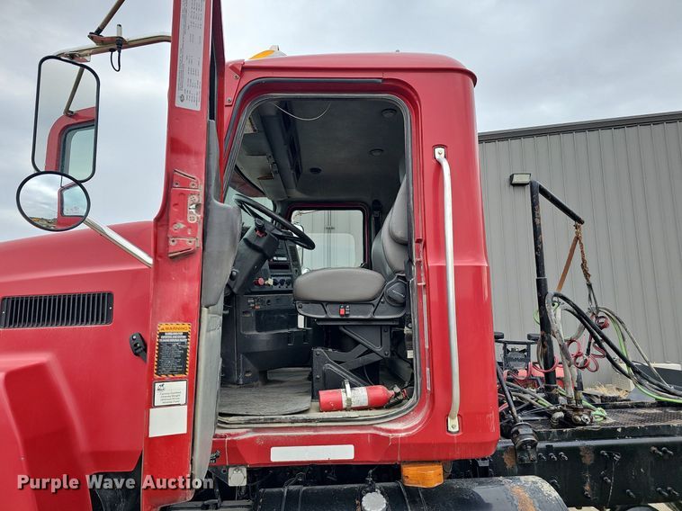 image for item DP0843 2008 Mack Pinnacle CHU613 semi truck