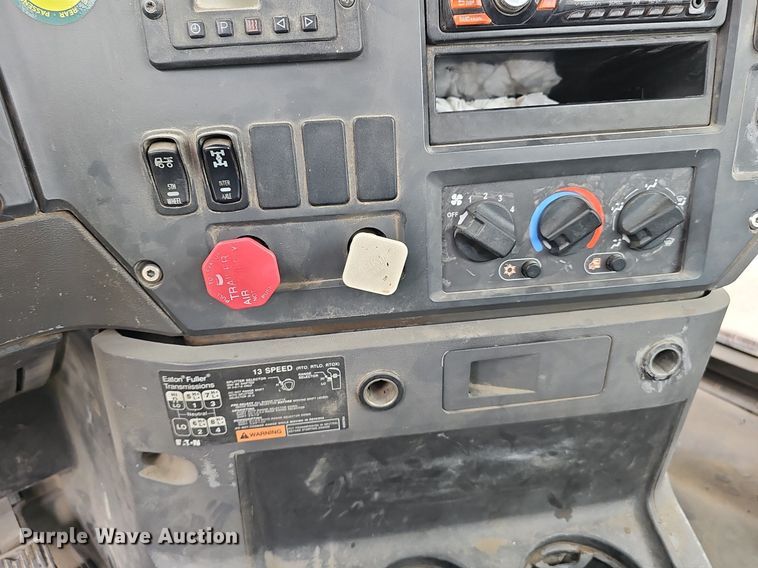 image for item DP0843 2008 Mack Pinnacle CHU613 semi truck