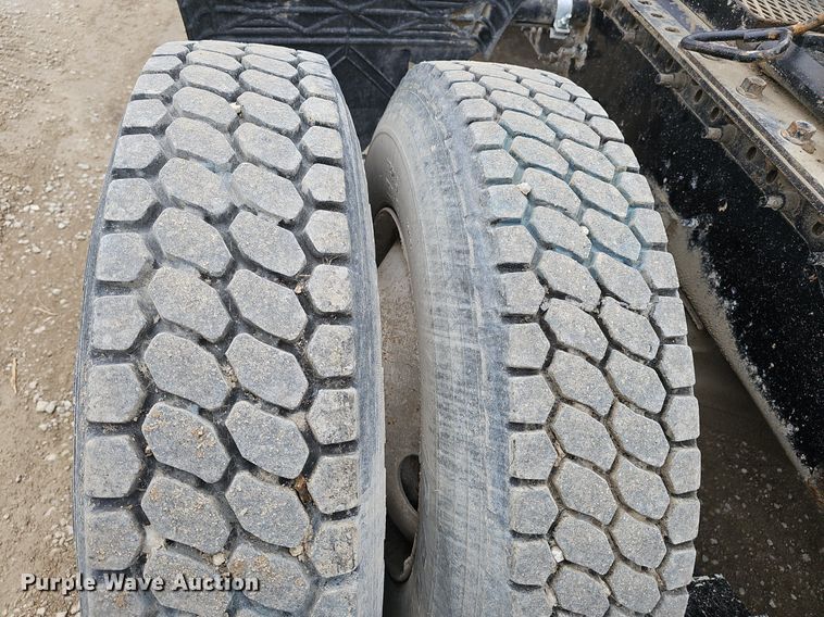 image for item DP0843 2008 Mack Pinnacle CHU613 semi truck