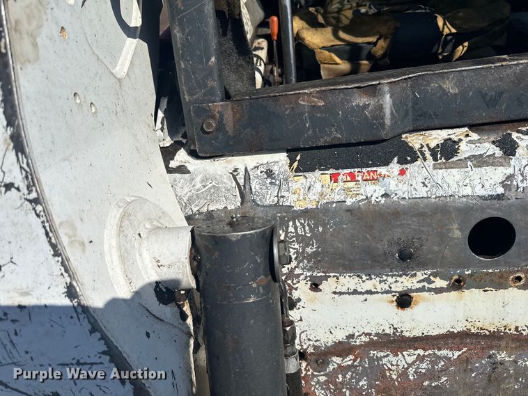 image for item DQ0743 2006 Bobcat S250 skid steer loader