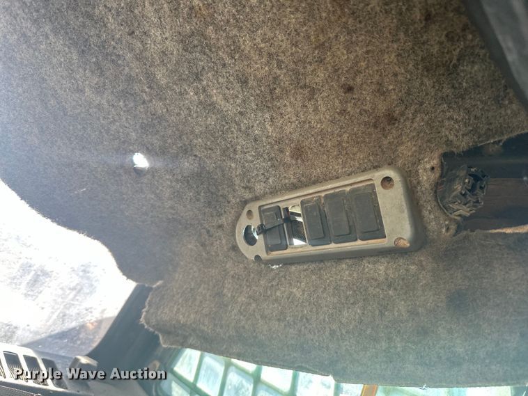 image for item DQ0743 2006 Bobcat S250 skid steer loader