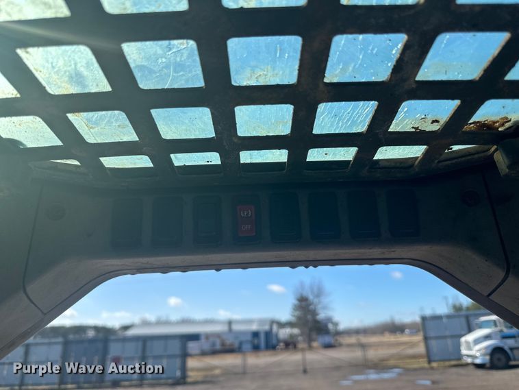 image for item DQ0743 2006 Bobcat S250 skid steer loader