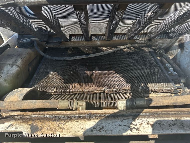 image for item DQ0743 2006 Bobcat S250 skid steer loader