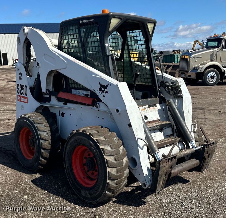 image for item DQ0747 2005 Bobcat  S250 skid steer loader