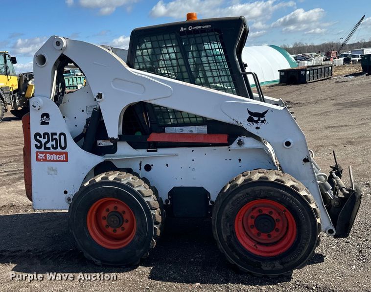 image for item DQ0747 2005 Bobcat  S250 skid steer loader