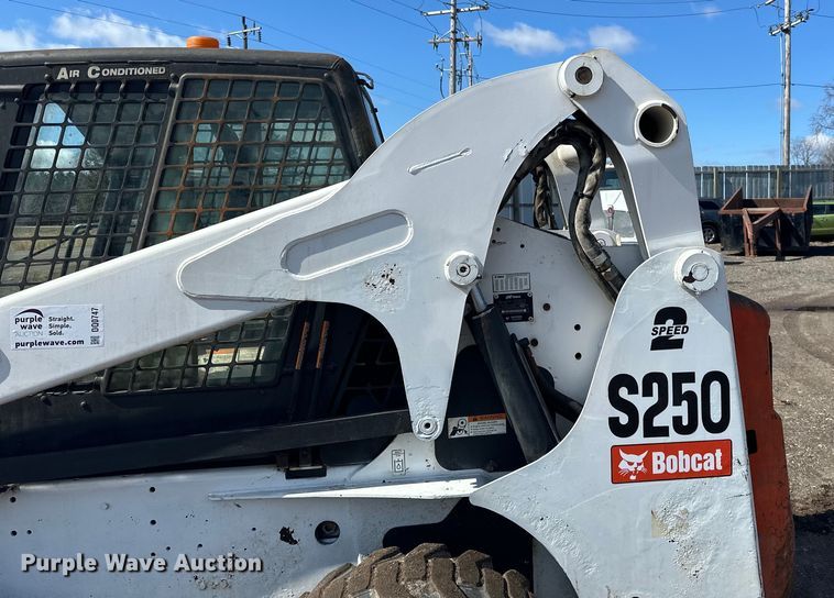 image for item DQ0747 2005 Bobcat  S250 skid steer loader