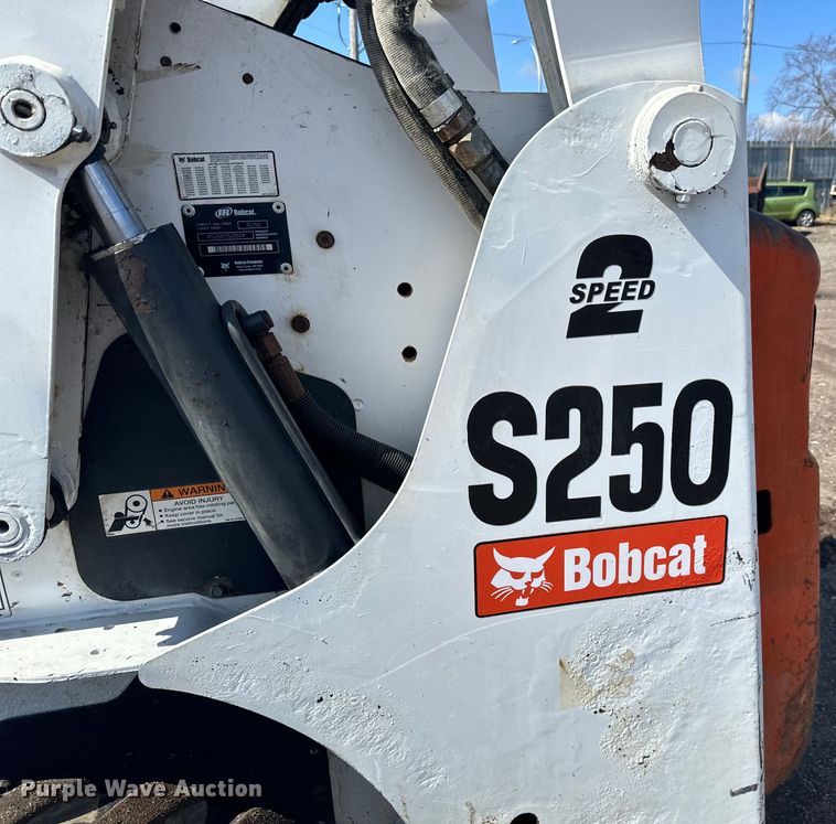 image for item DQ0747 2005 Bobcat  S250 skid steer loader