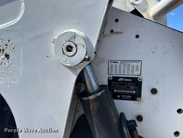 image for item DQ0747 2005 Bobcat  S250 skid steer loader