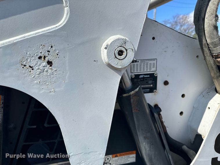 image for item DQ0747 2005 Bobcat  S250 skid steer loader