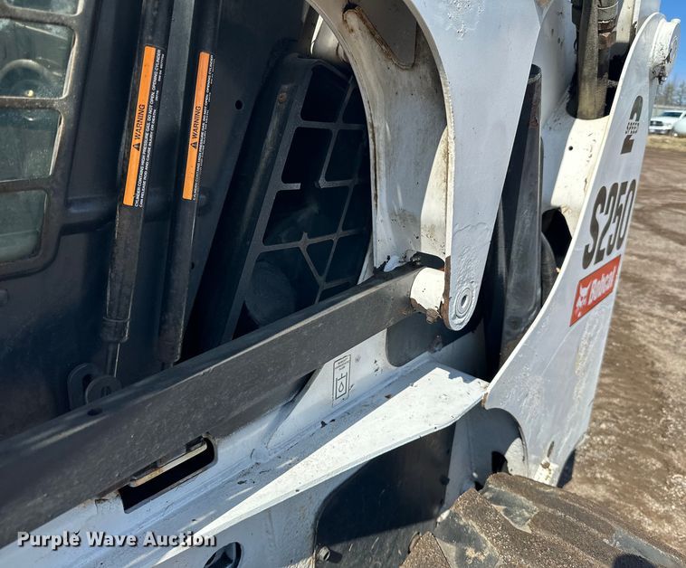 image for item DQ0747 2005 Bobcat  S250 skid steer loader