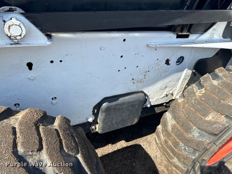 image for item DQ0747 2005 Bobcat  S250 skid steer loader