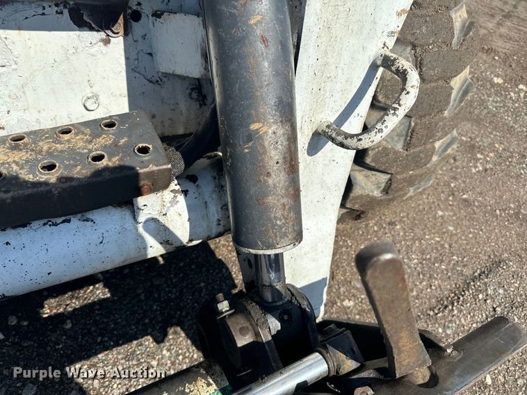 image for item DQ0747 2005 Bobcat  S250 skid steer loader