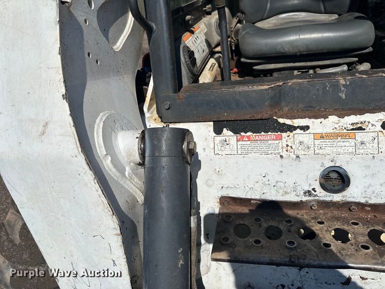 image for item DQ0747 2005 Bobcat  S250 skid steer loader